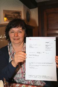 Martina Erler zeigt den Brief der Minijob-Zentrale, der ihr noch immer so viel Kopfzerbrechen bereitet. Foto: Kommert Foto: Schwarzwälder-Bote