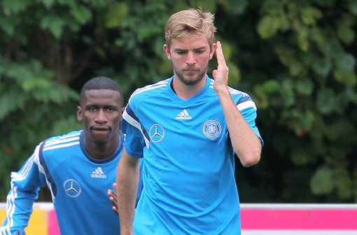 DFB-Spieler Christoph Kramer (vorne) hat einen Infekt. Sicher spielen kann VfB-Mann Antonio Rüdiger. Foto: dpa