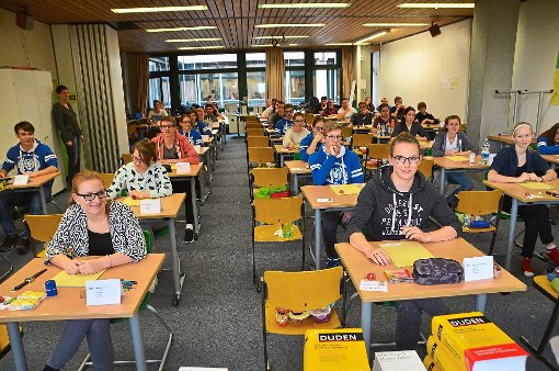 Gespanntes Warten auf die Abituraufgaben: Ein Teil der Kepler-Gymnasiasten kurz vor Beginn der Deutsch-Prüfung. Foto: Schwark