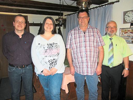 Drei anwesende Jubilare (von links): Adrian Ohnmacht, Sabrina Walth und Udo Maier sowie der Vorsitzende, Walter Hils. Foto: Schwarzwälder-Bote