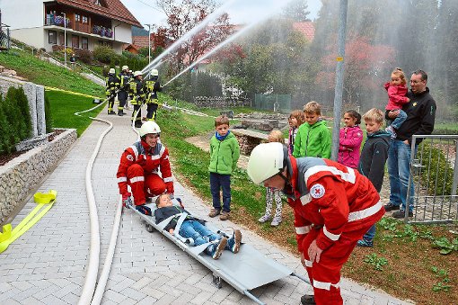 Der Schwerpunkt der Übung von Feuerwehr und Rotem Kreuz in Schenkenzell lag in der Rettung von Bewohnern und Versorgung von Verletzten.  Fotos: Herzog Foto: Schwarzwälder-Bote