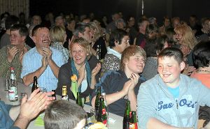 Viel zu Lachen hatte das Publikum der Bisinger Brettle im Bürgerhaus in Bechtoldsweiler. Foto: Schwager Foto: Schwarzwälder-Bote