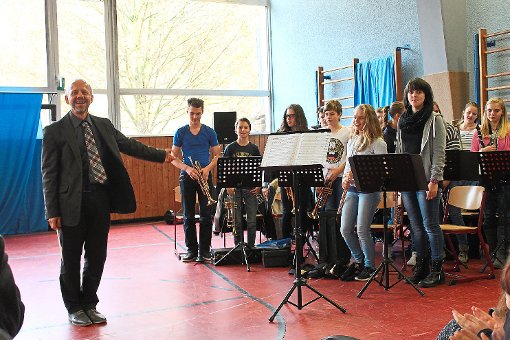 Zum letzten Mal dirigierte Joachim Ehrmann die Bläsergruppe der Klassen 9b und 10b der Reuchlin -Realschule. Foto: Schule Foto: Schwarzwälder-Bote