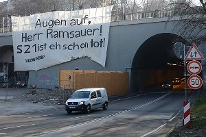 Einen Tag vor der wichtigen Sitzung des Bahn-Aufsichtsrates zu Stuttgart 21 bringen sich auch die Gegner in Position - mit einem großen Banner am Wagenburgtunnel.  Foto: www.7aktuell.de | Oskar Eyb