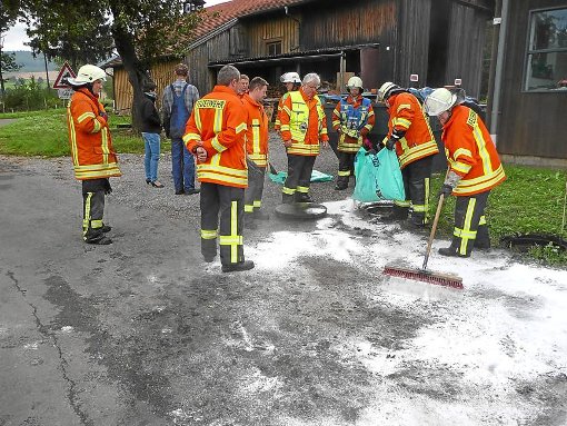 Die Feuerwehrabteilungen Fützen und Stadt Blumberg brachten Spezialpulver aus, um das ausgelaufene Öl-Wassergemisch zu binden und um zu verhindern, dass es in den Kommenbach gelangt. Foto: Schüle/Limberger-Andris