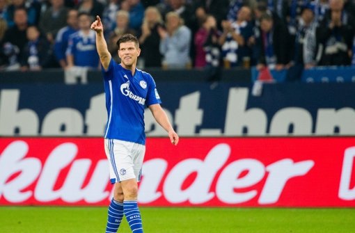 Schalke-Stürmer Huntelaar bejubelt seinen Treffer zum 1:0 gegen den FC Augsburg. Foto: dpa