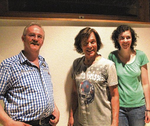 Jürgen Drews (Mitte) kennt in Unadingen keine Berührungsängste, wie hier zusammen mit Leopold Ketterer mit Tochter Verena.  Foto: Bächle Foto: Schwarzwälder-Bote