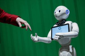 Ein Roboter gestikuliert mit einer Frau – wozu ist Künstliche Intelligenz bereits jetzt in der Lage? Foto: dpa/Axel Heimken