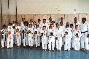 22 Prüflinge des Karateclubs Triberg  stellten sich dem Prüfer Don Turin Jayakody (rechts), bestanden haben alle. Foto: Schwarzwälder-Bote