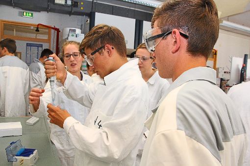 Villinger und Donaueschinger Gymnasiasten experimentierten zusammen mit Studierenden der Bio- und Prozesstechnologie der HFU in Schwenningen.  Foto: Heinig Foto: Schwarzwälder-Bote