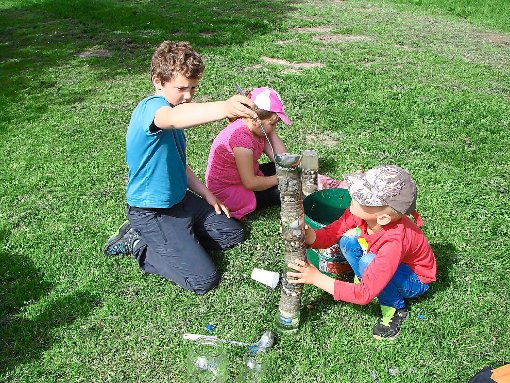 Das macht den Kindern Spaß. Waldmössinger Grundschüler untersuchen die Qualität des Heimbachs. Fotos: Pinnecke Foto: Schwarzwälder-Bote