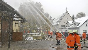 Jugendliche werden aus einem brennende Haus gerettet