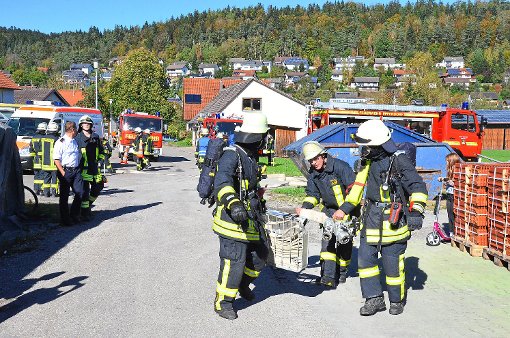 Die Feuerwehrleute haben die Lage schnell im Griff. Foto: Wagner Foto: Schwarzwälder-Bote