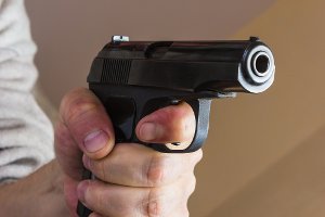 Täuschend echt sehen nachgebildete Handfeuerwaffen aus. Damit kann es zu gefährlichen Situationen kommen.  (Symbolfoto) Foto: Oleg Zhukov/Shutterstock