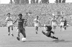 Fünf Deutsche konnten sich bereits den Titel Europas Fußballer des Jahres sichern. Bayern-Bomber Gerd Müller (links) war der erste im Jahr 1970. Foto: Pressefoto Baumann