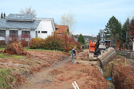 Zügig voran geht der Einbau der Versorgungsleitungen bei der Sanierung im Römerweg.  Foto: Ziechaus Foto: Schwarzwälder-Bote