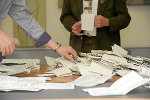 Am Abend des 25. Mai werden im Haiterbacher Rathaus die Stimmen der Gemeinderatswahl ausgezählt.Archiv-Foto: Katzmaier Foto: Schwarzwälder-Bote