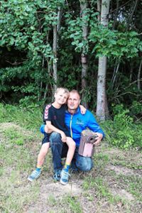 Markus Bihler mit seinem Sohn Nils. Die Pflege von Nistkästen gehört zu einen der Aufgaben des Nabu. Foto: Geisel Foto: Schwarzwälder-Bote