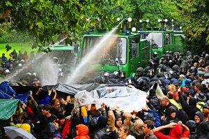 Polizeieinsätze wie der am 30. September 2010 im Stuttgarter Schlossgarten haben die Diskussion um eine Kennzeichungspflicht für Polizisten angefacht. Foto: dpa