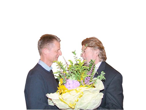 Nach Bekanntgabe des Ergebnisses überreichte Noch-Bürgermeister Wolfgang Krieg  (rechts) einen Blumenstrauß.  Fotos: Kugel Foto: Schwarzwälder-Bote