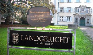 Zwei Männer müssen sich vor dem Landgericht Konstanz verantworten, weil sie einen Mann bei einem Hobbyfußballspiel brutal verprügelt haben sollen. Foto: Liebau