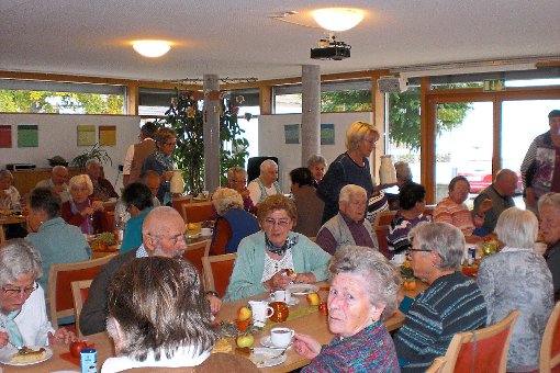 Die Senioren genießen die gute Unterhaltung sowie frisch gebackene Köstlichkeiten. Foto: Sozialgemeinschaft Foto: Schwarzwälder-Bote