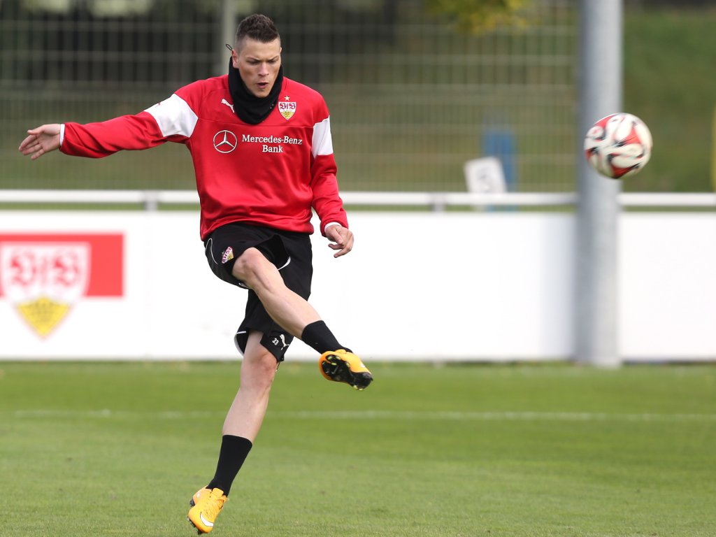 Daniel Ginczek kann beim Training des VfB Stuttgart zumindest teilweise wieder mitwirken.