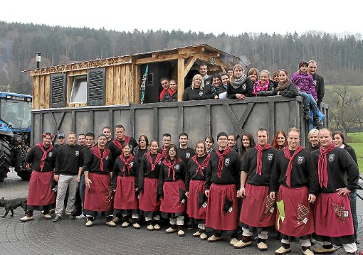 Stolz präsentierte die Narrenzunft Unterschwandorf gestern ihren Hexenwagen.  Foto: Priestersbach