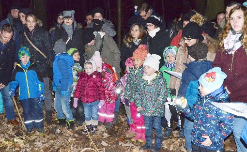 Die Waldweihnachtsfeier im Kapfwald war für die Kinder aus der Kindertagesstätte St. Raphael ein besonders Erlebnis, ebenso für die begleitenden Erwachsenen.  Foto: Kaletta Foto: Schwarzwälder-Bote