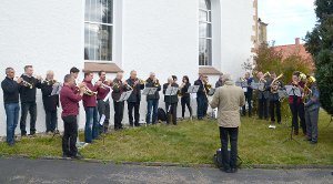 Nach dem Gottesdienst gabs noch ein kleines Platzkonzert vor der Kirche. Foto: Posauenchor Foto: Schwarzwälder-Bote