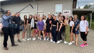 Das Filmteam der KIKA-Show war zu Gast beim Verein Altburger Dance Movement – für Dreharbeiten mit dem Tänzer Toni Heese (Mitte vorn). Foto: Andreia Abreu