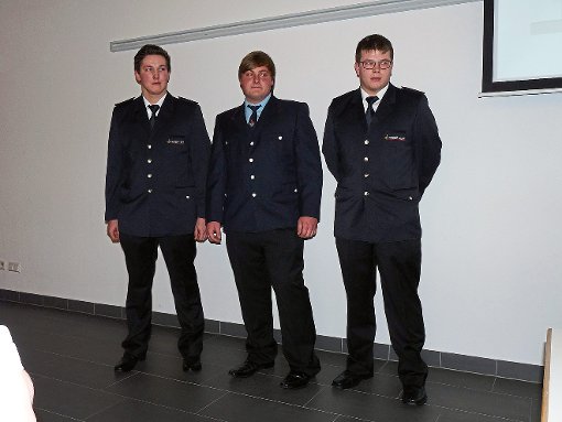 Die neu verpflichteten Feuerwehrmänner (von links): Marcel Legath, Adrian Ziegler und Matthias Lischka. Foto: Knupfer