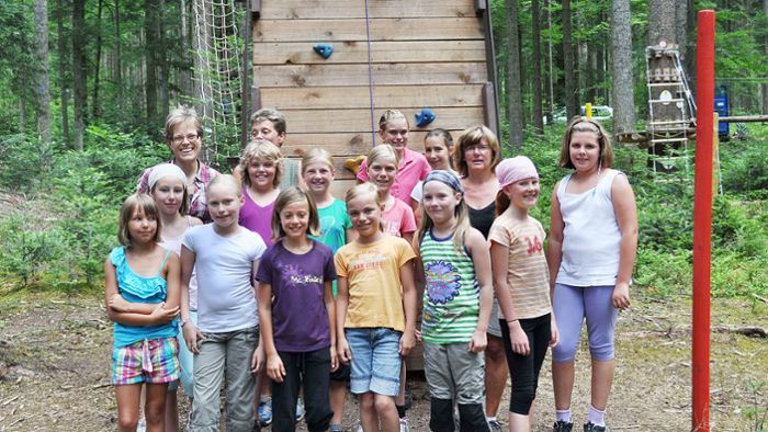Turn-Kids machen Abschluss im Waldklettergarten