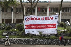 In Liberia warnt ein Schild vor dem gefährlichen Ebola-Virus. Foto: dpa