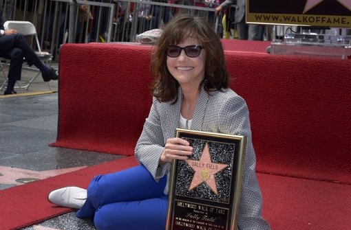 Sally Field freut sich über ihren Stern auf dem Hollywood Walk of Fame. Foto: dpa