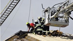 Großer Feuerwehreinsatz: In Tennishalle des Empfinger Hofs bricht ein Feuer aus