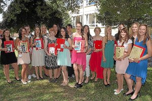 Die Preisträger und Belobten der Abschlussklassen der Lina-Hähnle-Realschule Foto: Steinke-Vollmer Foto: Schwarzwälder-Bote