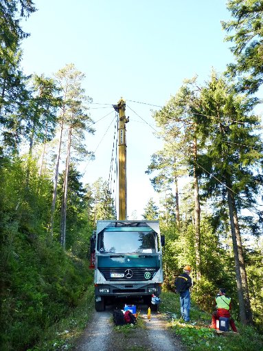 Mit schwerem Gerät sind die Mitarbeiter des Kreisforstamts in Baiersbronn dabei, das Sturmholz aufzuarbeiten. Foto: Hilbert