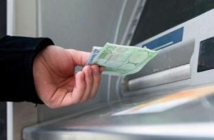 Am Geldautomat ist ein Mann ausgeraubt worden. Symbolbild.  Foto: Symbolbild dpa