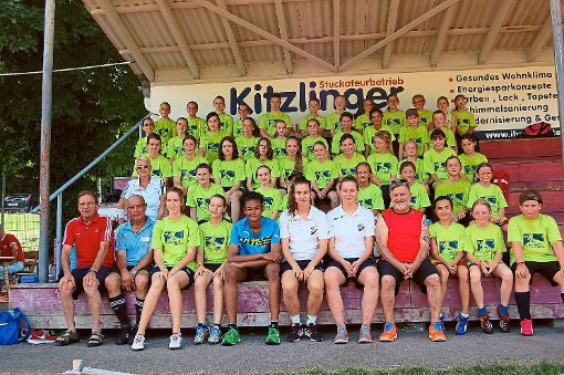 Trotz der sengenden Hitze zog es jede Menge Mädchen auf das Sportgelände in Sulz. Foto: Schwarzwälder-Bote