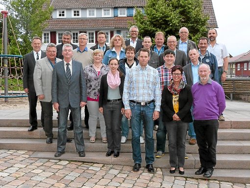 17 Männer und vier Frauen: Der neu gewählte Gemeinderat in Neubulach geht in seine fünfjährige Amtszeit.  Foto: Hennings Foto: Schwarzwälder-Bote