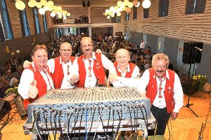 In der gefüllten Gemeindehalle in Salzstetten spielten Die fidelen Mölltaler nach 45 Jahren ihr letztes Konzert in Deutschland. Foto: Maier Foto: Schwarzwälder-Bote