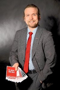 Joachim Schneider im PARTEI-Anzug. Foto: PARTEI