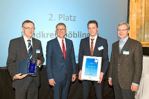 Landrat Roland Bernhard (links) nahm in Stuttgart die Auszeichnung entgegen. Foto: Minic Foto: Schwarzwälder-Bote