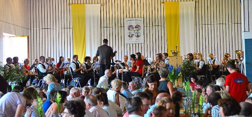 Während des Mittagessens spielen die Irslinger Musiker.  Fotos: psw Foto: Schwarzwälder-Bote
