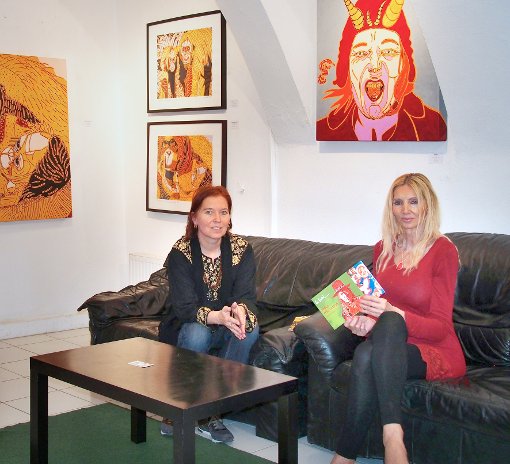 Die Rottweiler Künstlerin Eva Bur am Orde (links) mit Galerieleiterin Corinna Steiner Foto: Alfred Thiele Foto: Schwarzwälder-Bote