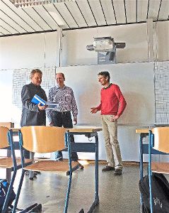 Hans-Joachim Ahner (links) und Joachim Mei (rechts) von der Stadtverwaltung besichtigen mit  dem stellvertretenden Schulleiter Dirk Weigold die Klassenzimmer. Foto: Gräber Foto: Schwarzwälder-Bote