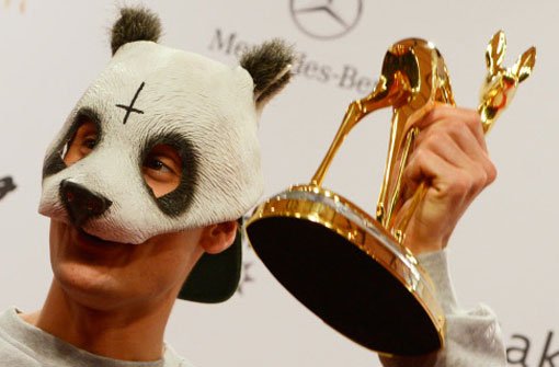 Der Stuttgarter Rapper Cro posiert mit seinem Bambi in der Kategorie Pop national für die Fotografen. Foto: dapd