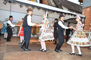 Die Folkloregruppe aus Miske/Ungarn ist auch in diesem Jahr wieder auf dem Dorffest vertreten. Archiv-Foto: Baiker Foto: Schwarzwälder-Bote