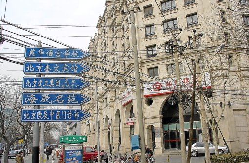 Böhmische Dörfer sind für Europäer die chinesischen Schriftzeichen, zum Beispiel auf Wegweisern in Peking. Foto: Stein